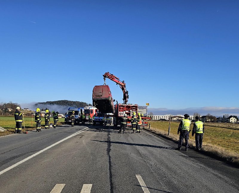Schwerer Verkehrsunfall auf der B100 (Bild 2)